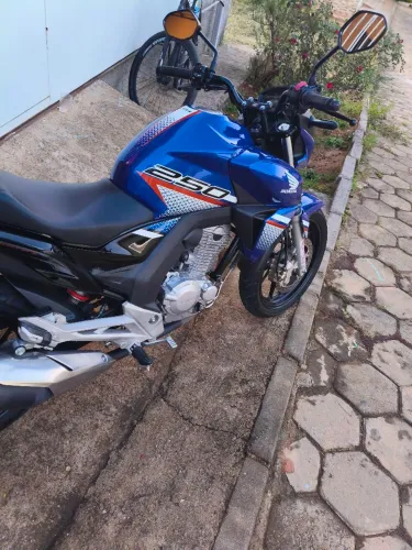 Honda CB Twister 250. Único dono, comprada zero KM