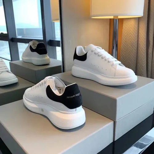 Tênis Alexander McQueen Oversized Branco e Preto