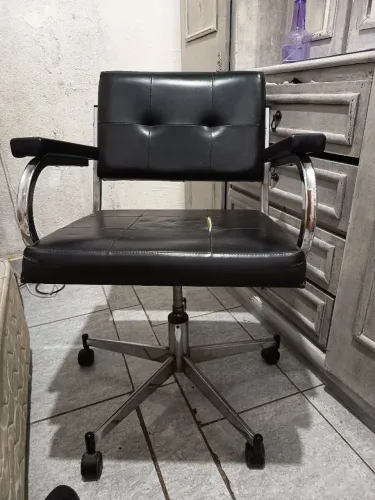 Cadeira giratória de couro