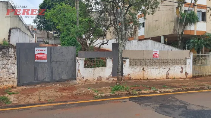 Terreno à venda na Rua Uruguai no centro de Londrina.
