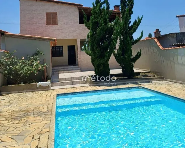 Casa com 5 quartos à venda, 250 m² por R$ 795.000 - Parque Agrinco - Guararema/SP