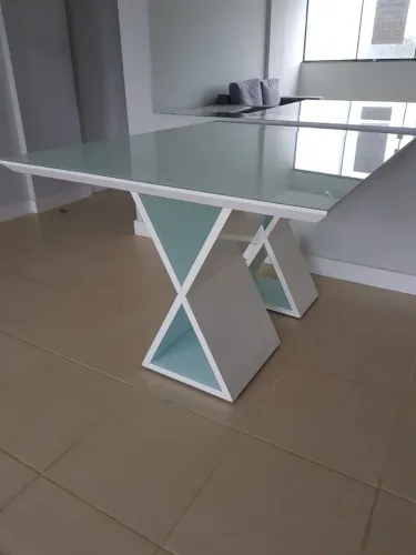 Mesa de Jantar Moderna em Vidro e Base em madeira laqueada