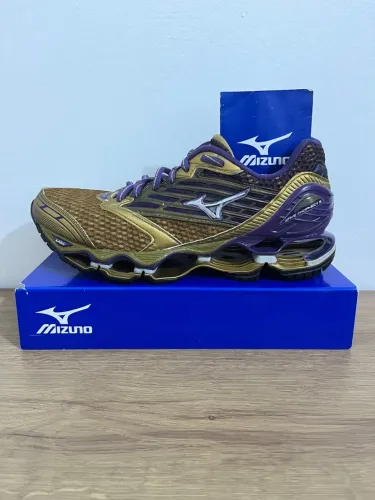 Mizuno Wave Prophecy 5 GOLD RUNNING - Dourado e Roxo