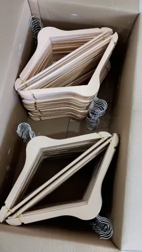 Caixa com 100 cabides de Madeira 