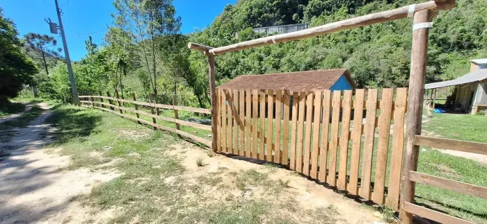 chácara com casa, rio, paiol, arvoredos 10 mil m²