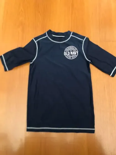 Camiseta proteção solar old navy 10/12 anos, veste até 16, usada uma vez
