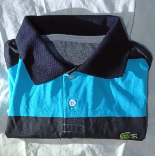 Camisa Polo Lacoste listrada preto e azul lacostado pra atrair as gatinhas Tamanho P