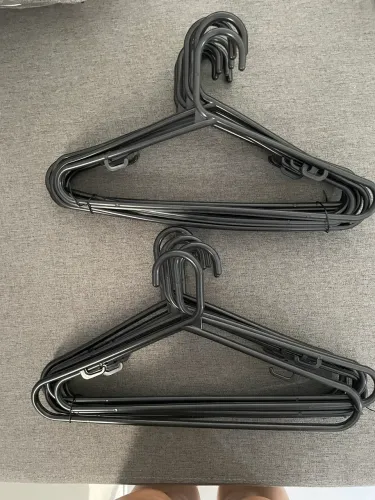 Cabides pretos de plástico 