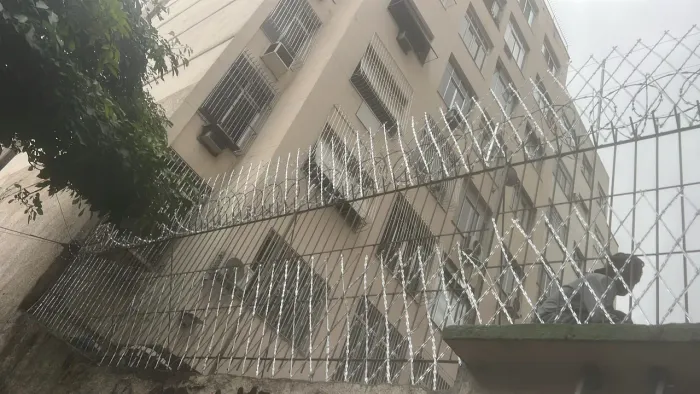 Cerca de proteção com arame de concertina 