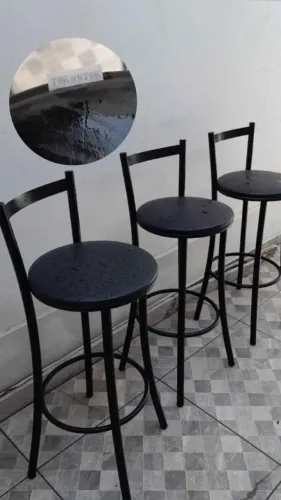 Banqueta alta preta com encosto