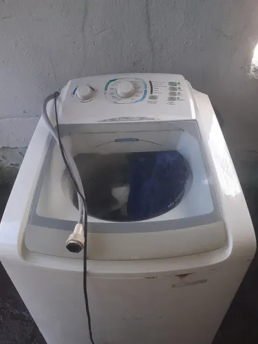 Máquina de lavar roupas Electrolux 10 kg com defeito 