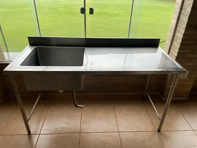 Mesa em inox com cuba