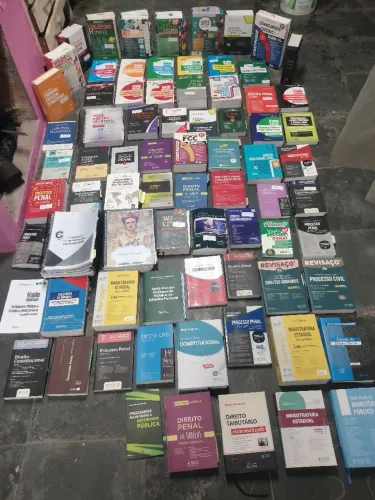 Vários livros de direito a escolher