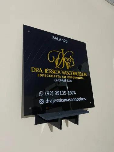 Placa em acrílico logo em alto relevo