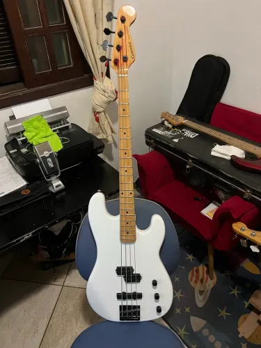 Baixo Giannini thunder bass
