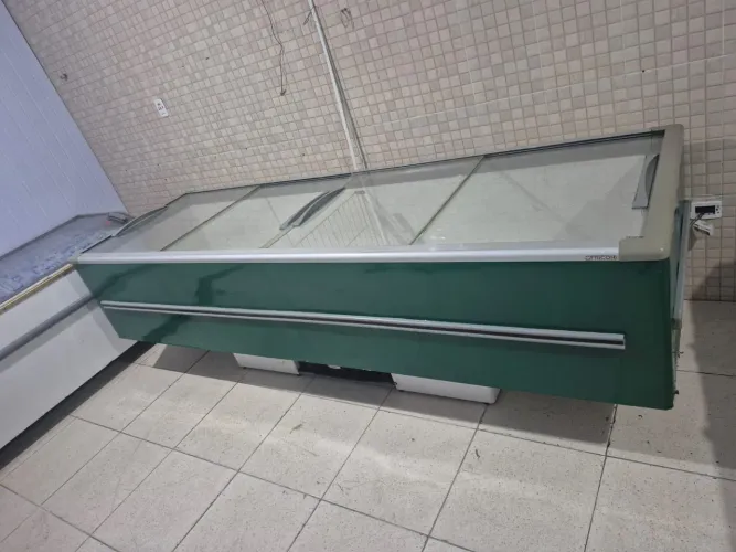 ilha de congelados 220v Funcionando, perfeitamente tem 3 metros  
