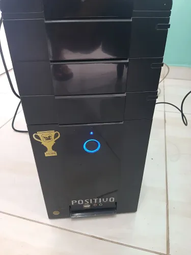 Computado de mesa com estabilizador sem munitor