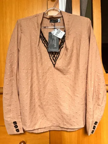 Blusa Manga Longa com Pedraria no Decote - Tam M (Nova com Etiqueta)