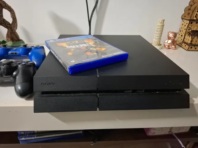 PS4 500GB + 2 controles originais + call of duty brack ops