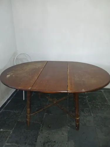 Mesa de madeira redonda espasica