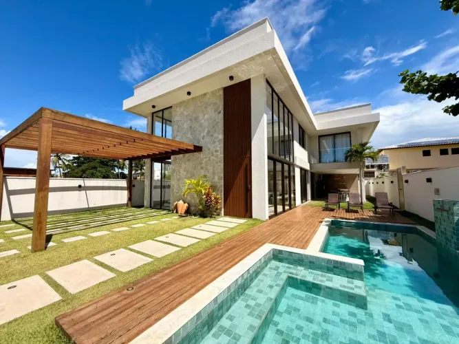 Casa à venda em Guarajuba | 7 suítes | 422m² | 200m da praia | Alto padrão