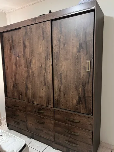 Guarda-roupa com 8 gavetas, porta de correr, em bom estado.