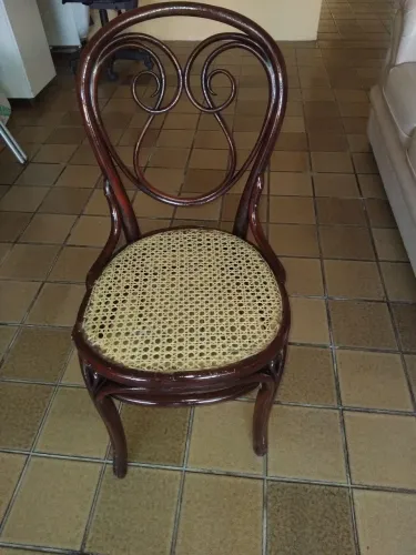 Cadeira muito antiga pra uso em decoração 