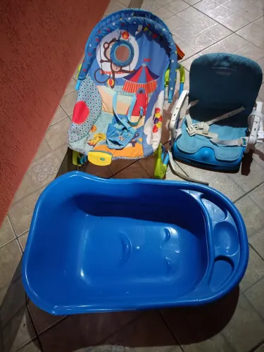 Kit para bebê: banheira, cadeira de alimentação e cadeirinha de descanso.