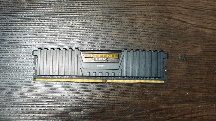 Memória RAM DDR4 8GB 2400mhz CORSAIR VENGEANCE