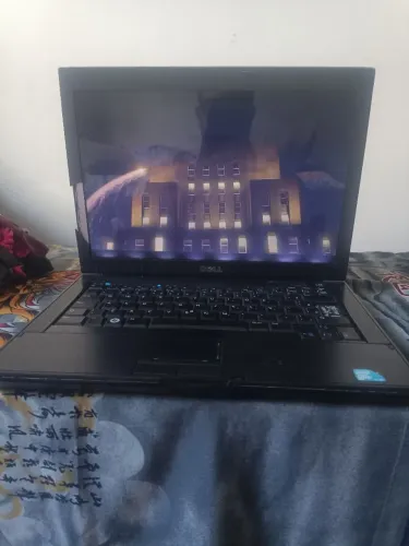 Notebook Dell com sistema de jogos retro, acompanha joystick.