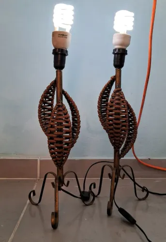 Luminárias de pedestal antigas em ferro e vime