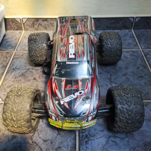 Automodelo Revo 1/8 convertido elétrica 