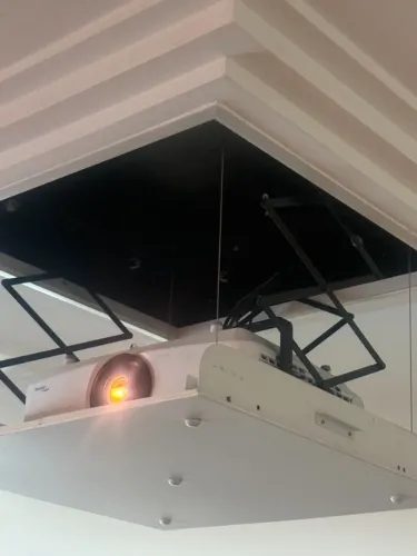 Kit projetor Optoma UHD65LV com tela retratil e elevador.