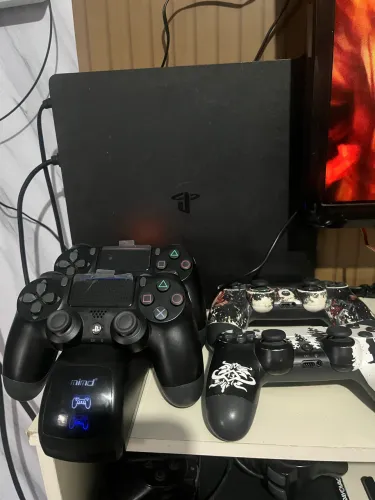 Vendo ps4 simi novo com 4 controles e mais de 10 jogos fifa etc..