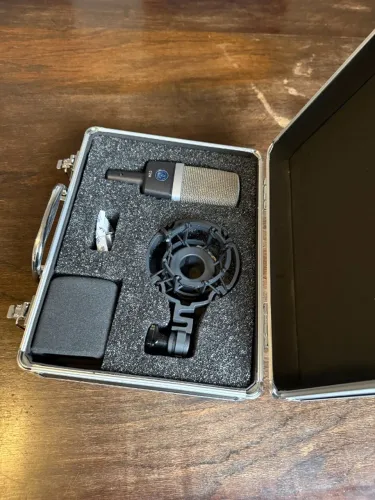 AKG C214 ? Microfone Condensador Diafragma Grande + Case Alumínio