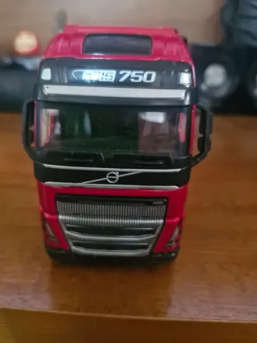 Caminhão cavalo Volvo FH16 Globetrotter XXL - Bburago