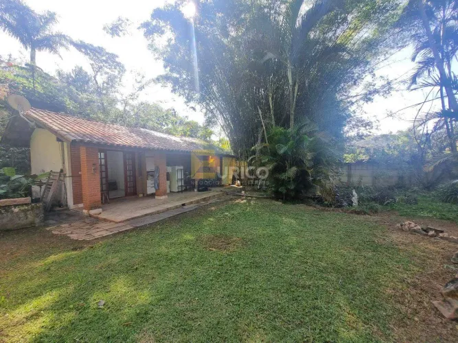 Chácara a venda em terreno declive com edícula, Condomínio Chácaras do Lago
