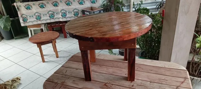 Vendo mesinha de centro toda em madeira maciça não acaba nunca medindo 58x58 de diâmetro 