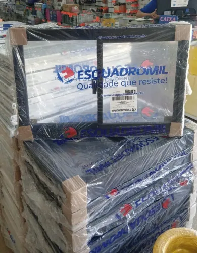 Basculante preta 40x60 com vidro a vista R$249,90