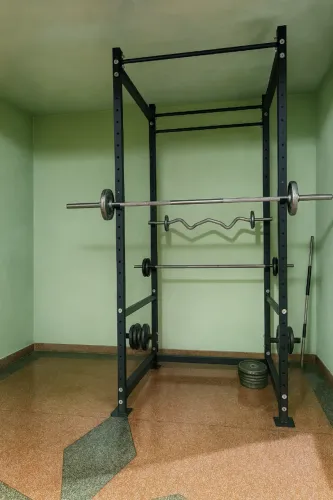 Gaiola Power Rack (exercícios em casa) COMPLETA com Anilhas/barras/banco