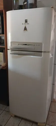 Geladeira 470 lt branca intacta nunca foi mexida.contato *