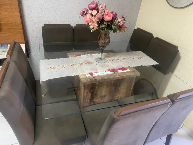 Mesa de 1,35 com tampo de vidro + 8 cadeiras estofadas