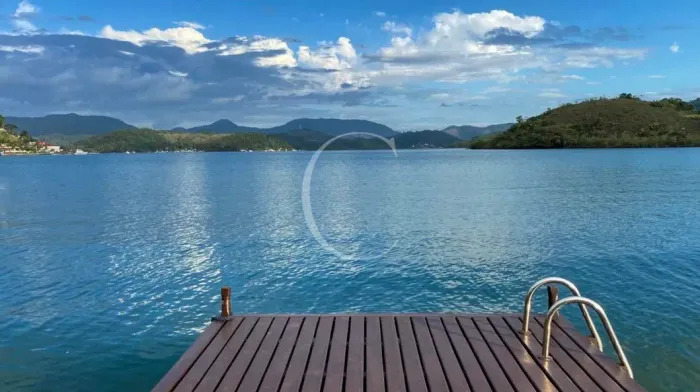 Casa com vista espetacular, pés na areia em condomínio de Luxo em Angra dos Reis