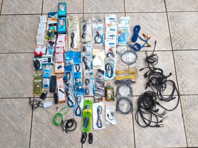 Lote de Cabos Vários Tipos Carregadores Fones 