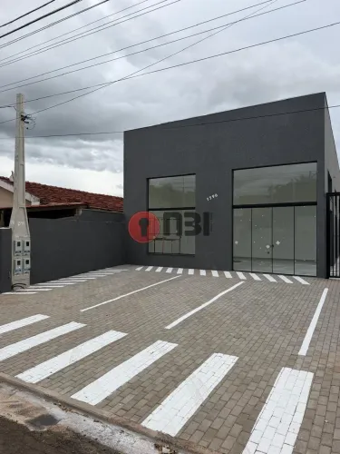 Sala comercial para locação no J.D Ouro Verde-amplo espaço-banheiro PCD