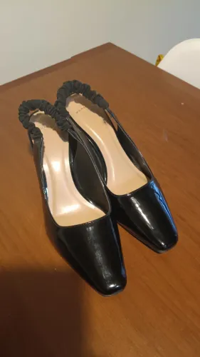 Sapato preto de salto grosso