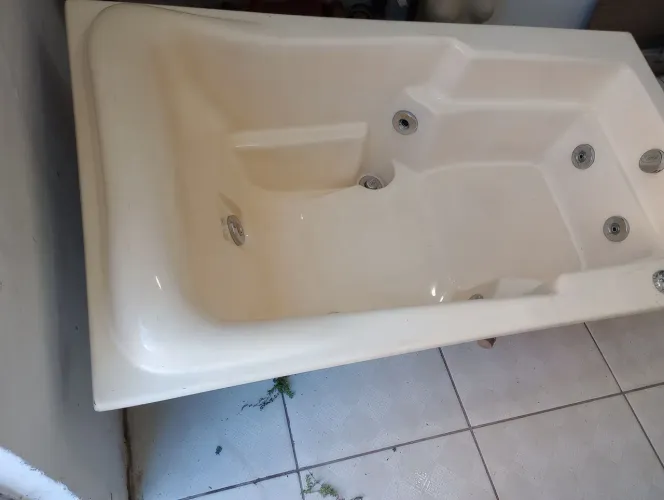 Vendo uma banheira de hidromassagem conservada