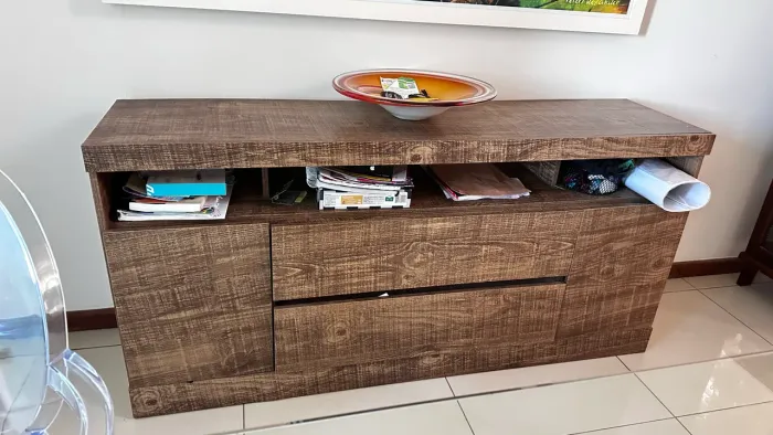 Rack para TV estilo rústico em madeira (tipo pinus) com gavetas - ótimo estado
