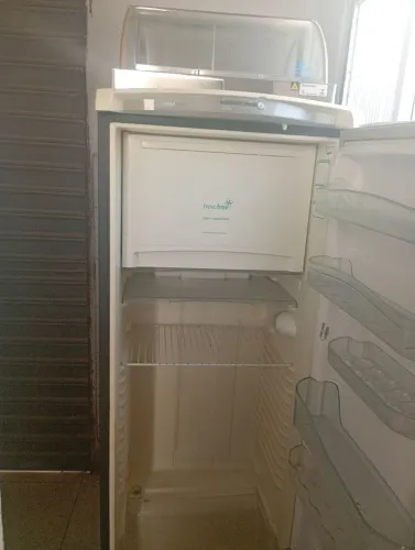 Vendo geladeira frosfree usado
