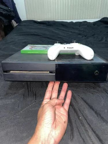 Xbox One, com manete, 3 jogos, 500gb